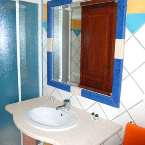Il bagno di una delle camere dell'Hotel in Sardegna