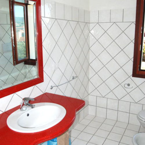 Il bagno di una delle camere dell'Hotel in Sardegna